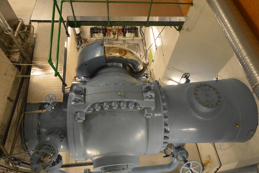 Ball valve for closing and opening the water intake