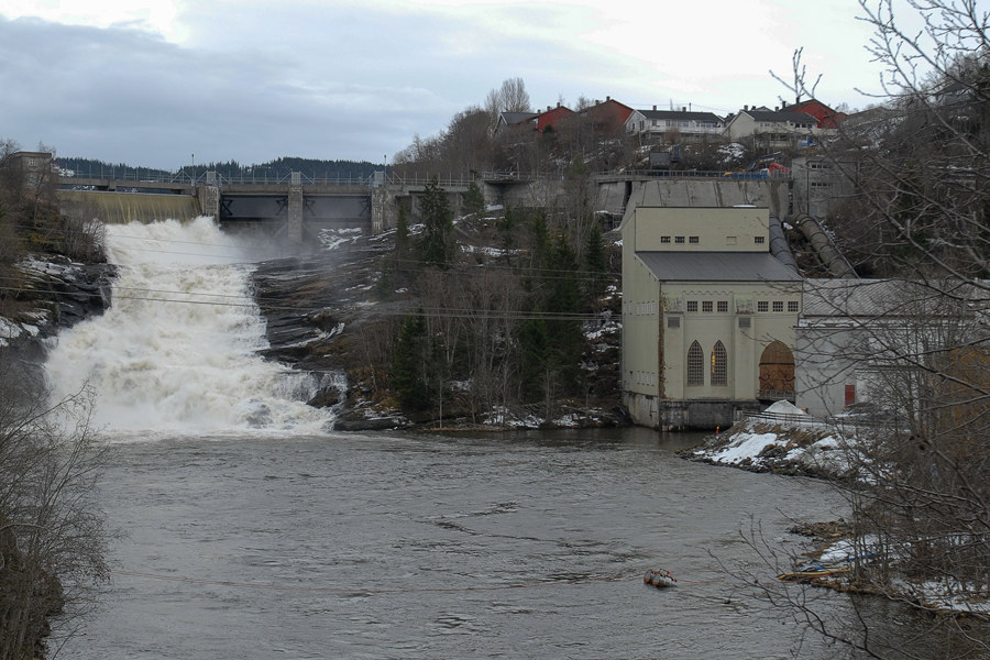 Spillway at Leirfossen near power plant.