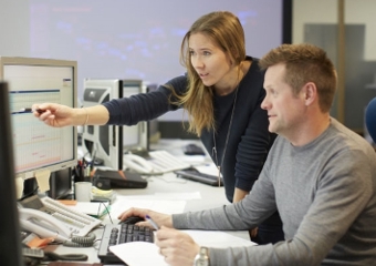 Woman pointing at screen. (Photo: Photo: Alexander Hagstadius)
